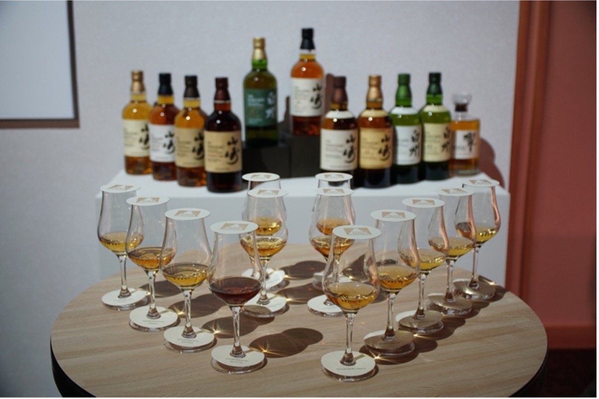 圖四｜可一次喝到三得利旗下全套日本威士忌的「Suntory Time 全系列品酩組」，是《Suntory Time 三得利 100 週年時光之旅》快閃酒吧的明星品項